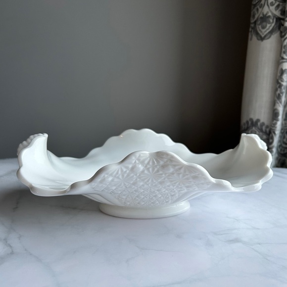 Vintage Fenton White Milk Glass Daisy & Buttons Bowl - Large - Picture 3 of 17